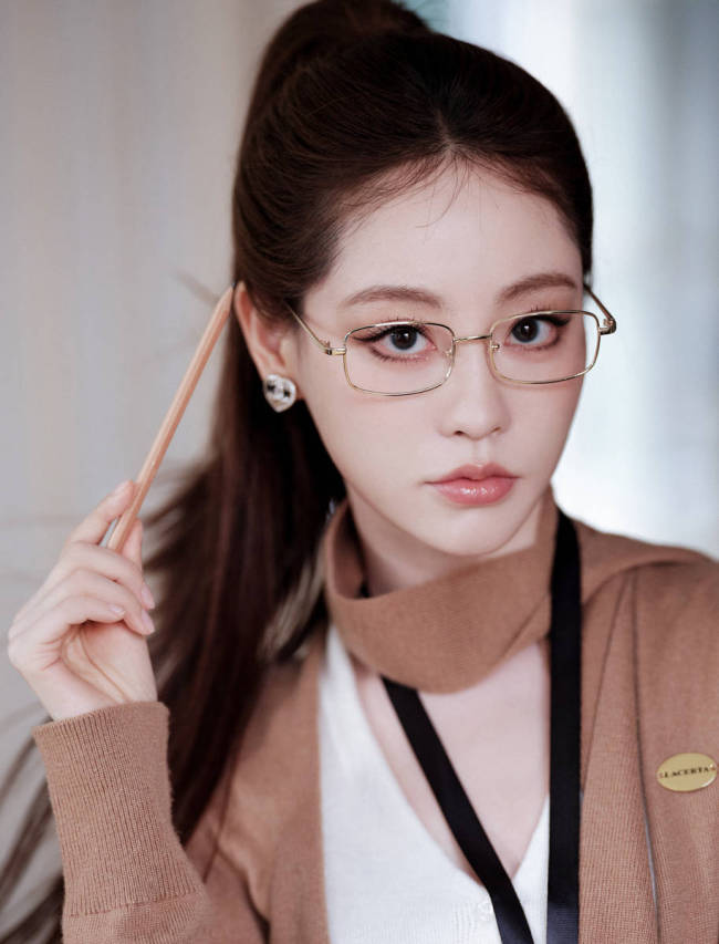 祝绪丹扎高马尾化身热辣女郎 躯壳窈窱性感慵懒