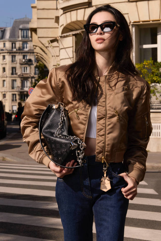 钟楚曦街头美图释出 美拉德风简约穿搭明媚又高级