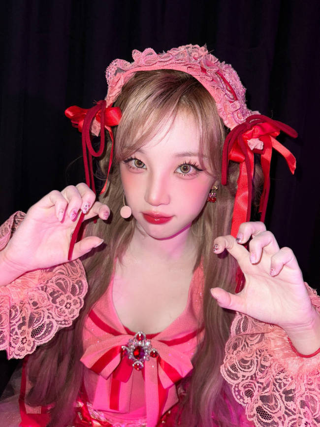 宋雨琦穿红色短裙神采娇憨灵动 肌肤皑皑细巧鲜艳