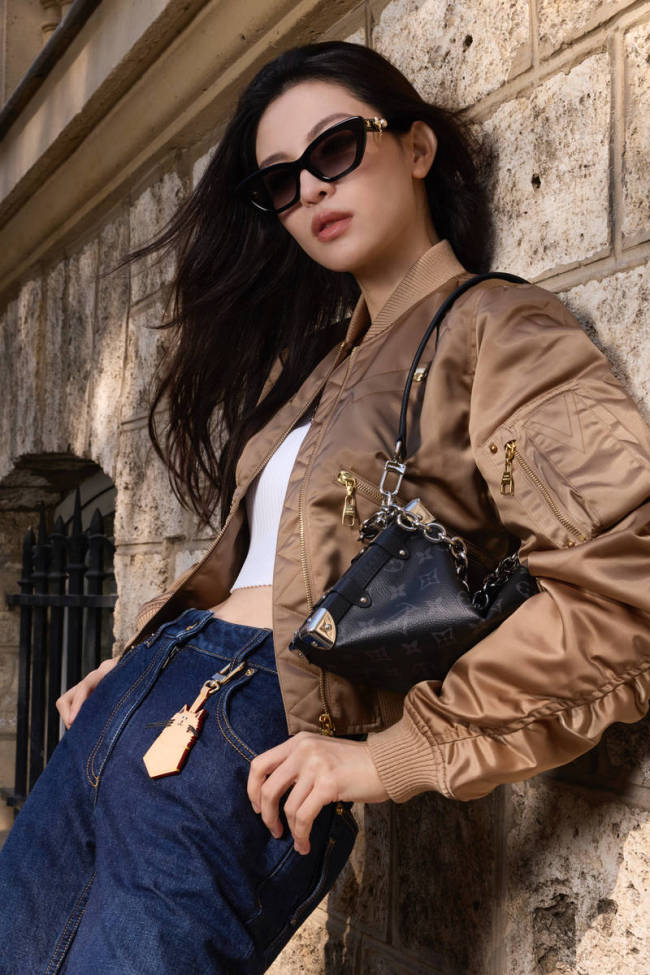 钟楚曦街头美图释出 美拉德风简约穿搭明媚又高级