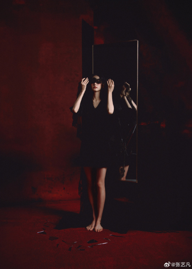 张艺凡玄色系服装搭配芒刃 绽放猛烈与目田之好意思