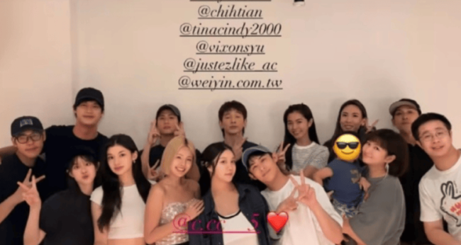 任家萱一家参加好友生日会 腹部隆起被疑怀二胎