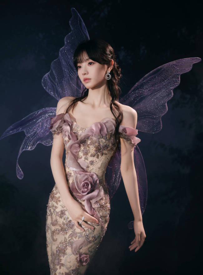 田曦薇穿抹胸裙化身蝴蝶仙子 凉爽回眸尽显魔力