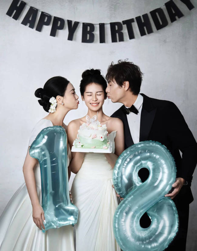 翁虹妻子为男儿庆祝18岁诞辰 一家三口同框好温馨