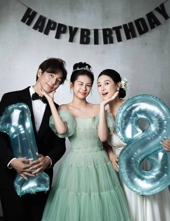 翁虹妻子为男儿庆祝18岁诞辰 一家三口同框好温馨