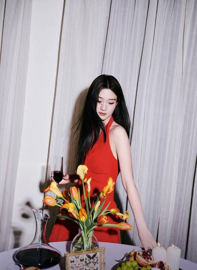 卢昱晓穿挂脖红裙冷艳动人 和侯明昊同框CP感十足