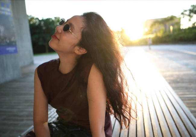 孙莉晒一家外出游玩合照 女儿出境腿长酷似妈妈