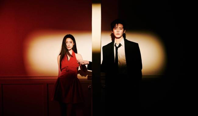 卢昱晓穿挂脖红裙冷艳动人 和侯明昊同框CP感十足