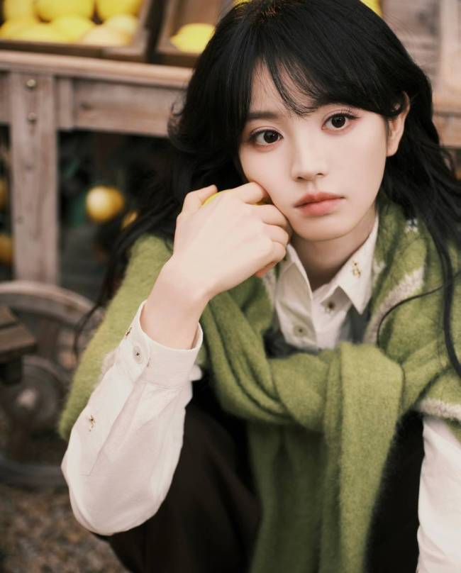 田曦薇共享28岁诞辰照 穿背带裤搭配凉帽灵气统共