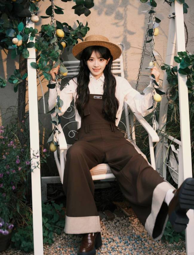 田曦薇共享28岁诞辰照 穿背带裤搭配凉帽灵气统共
