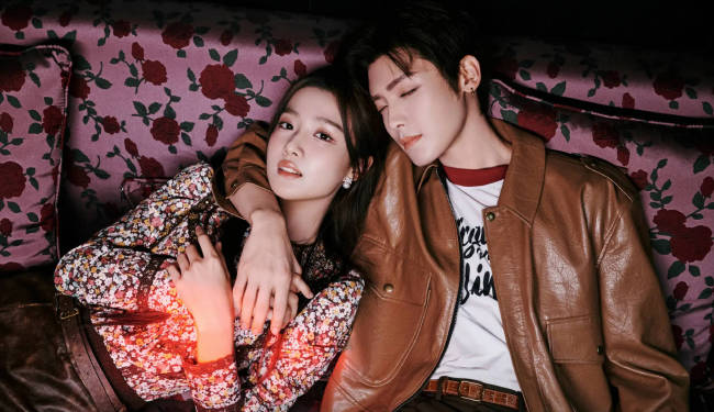 卢昱晓侯明昊同弹吉他画面唯好意思 手捧鲜花CP感皆备