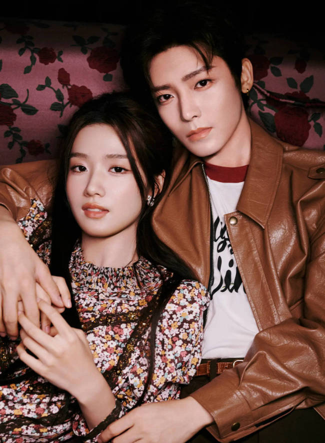 卢昱晓侯明昊同弹吉他画面唯好意思 手捧鲜花CP感皆备