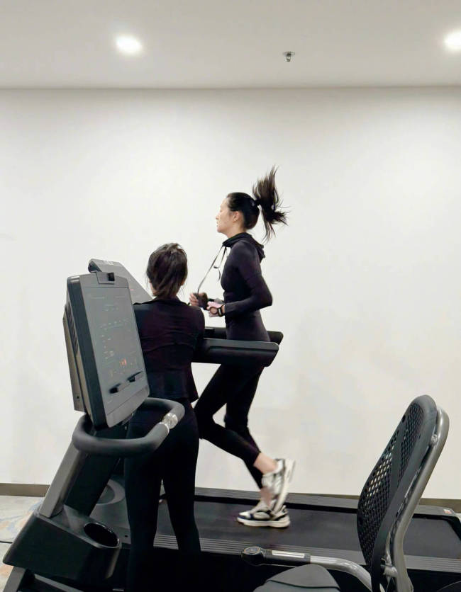 关晓彤穿开通装打网球活力满满 四肢专科长腿吸睛