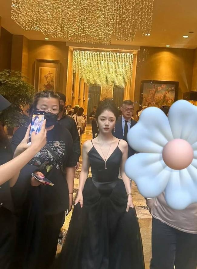 谭松韵晒好意思照酬报暴瘦听说：接下来行程发愣吃好意思食