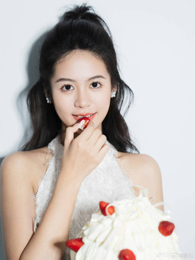 翁虹女儿晒出18岁庆生照 手捧草莓蛋糕表情俏皮