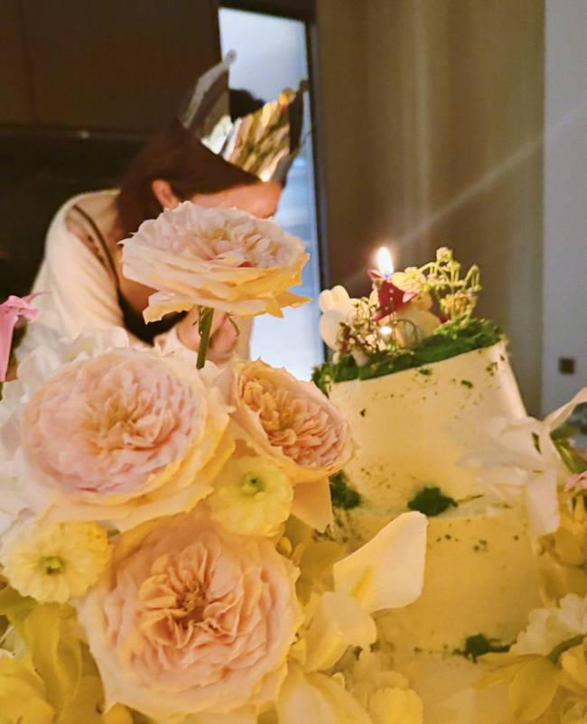 赵丽颖穿针织衫庆祝生日 戴搞怪眼镜可爱俏皮