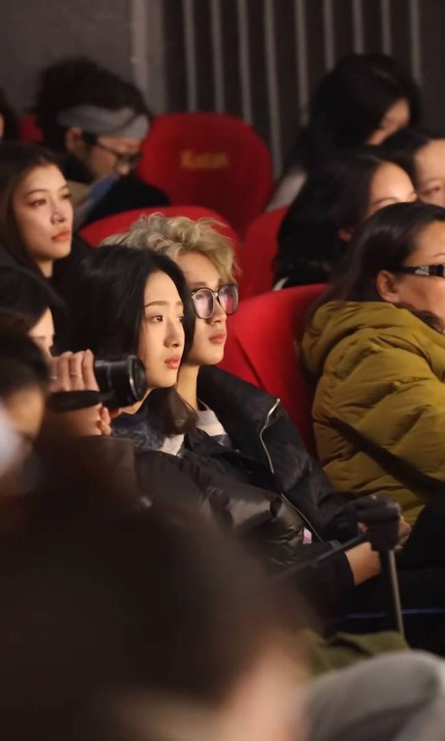 荣梓杉曾被偶遇与女生一起看戏 两人同坐非常低调