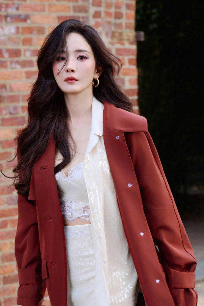 杨幂着白色蕾丝吊带秀好身材 套棕红色大衣气场超A