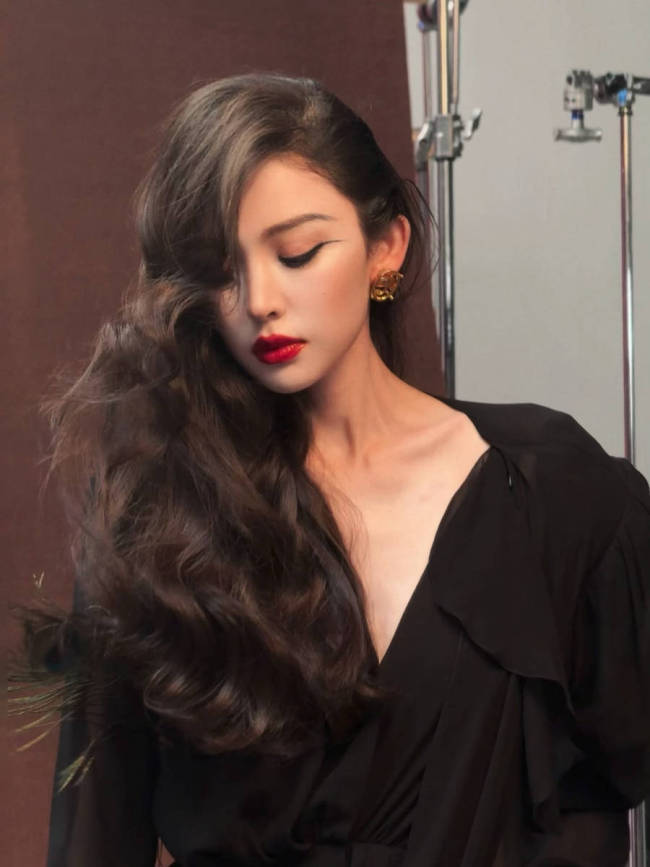 娜扎黑长直造型眼神冷艳 身披黑色羽毛气场全开