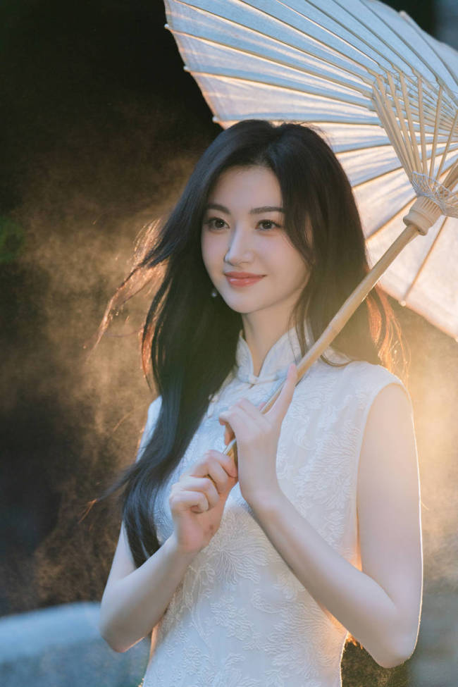 景甜穿白色旗袍气质温婉 手撑油纸伞端庄大气