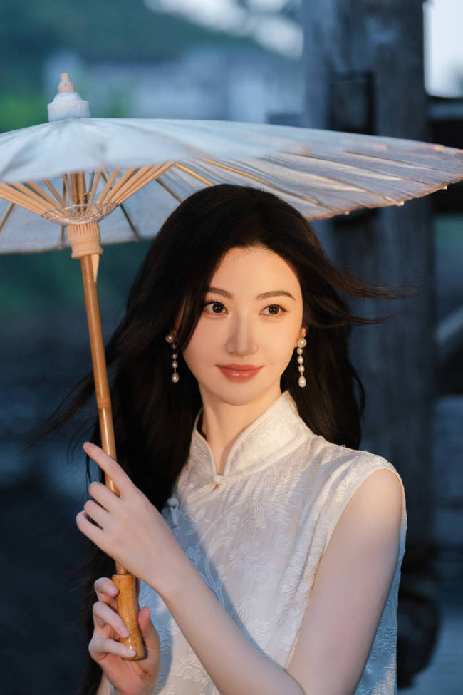 景甜穿白色旗袍气质温婉 手撑油纸伞端庄大气