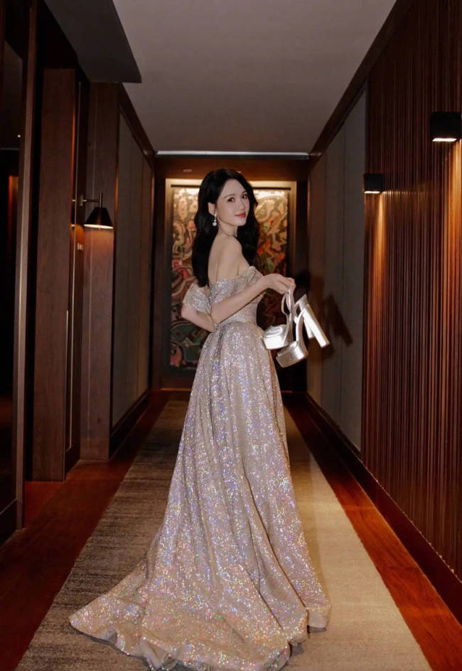 陈乔恩更新美照甜笑迷人！穿抹胸裙大方秀好身材