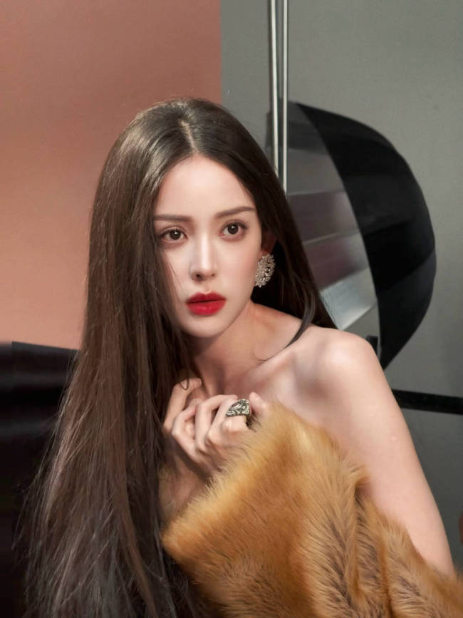 娜扎黑长直造型眼神冷艳 身披黑色羽毛气场全开