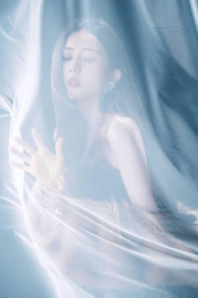 古力娜扎穿深V礼裙身材曼妙 红唇吸睛气场强大