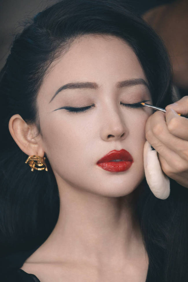 古力娜扎穿深V礼裙身材曼妙 红唇吸睛气场强大