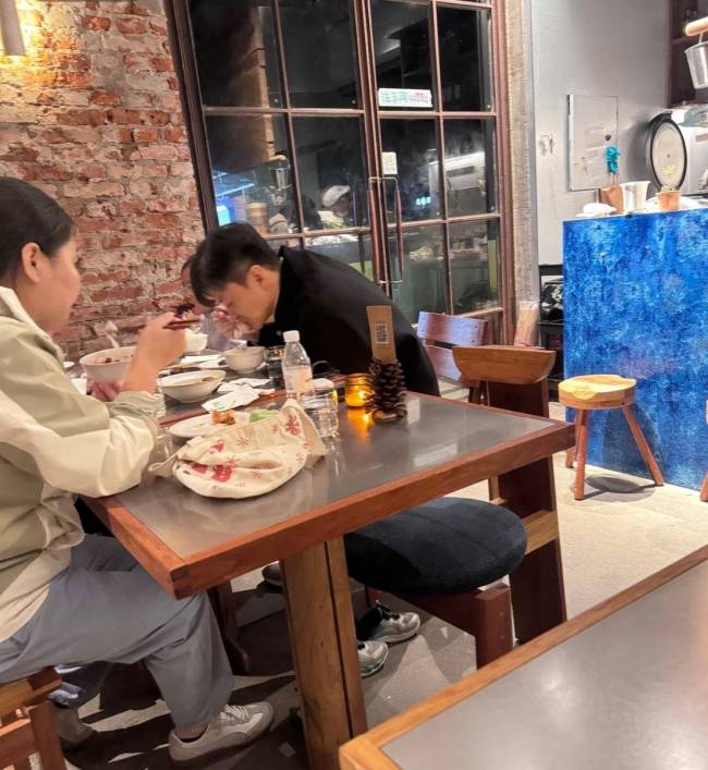 周一围带儿子女儿吃饭 穿搭随性和店员热聊接地气