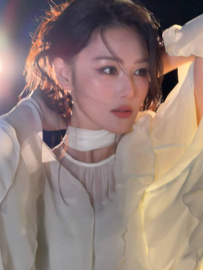 张馨予穿丝绸衬衫随性慵懒 发丝微乱秒变氛围女神