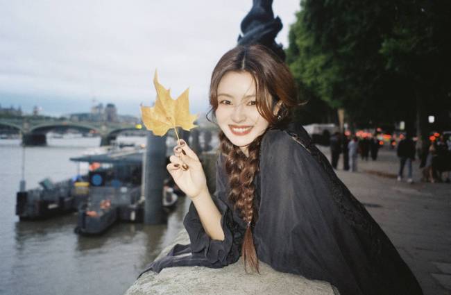 徐若晗梳双麻花辫发量惊人 手拿枫叶文艺气息十足