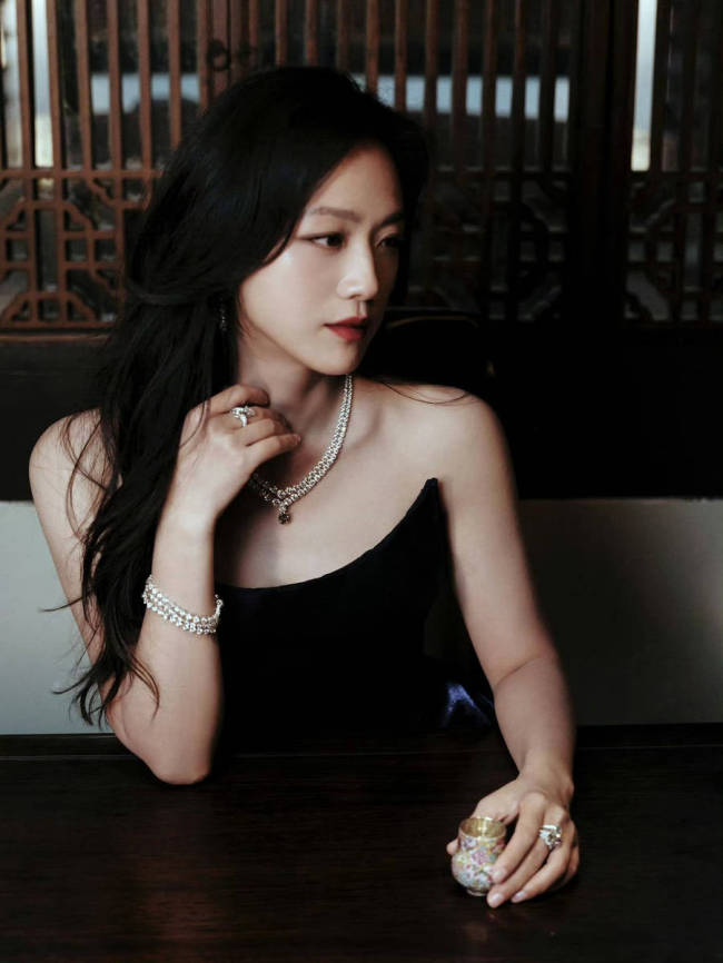 汤唯穿抹胸礼服身材窈窕 黑发红唇气质慵懒撩人