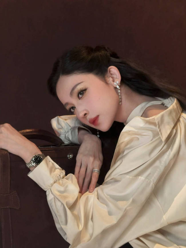 娜扎化身傲娇千金气质优雅矜贵 表情冷冽风情万种