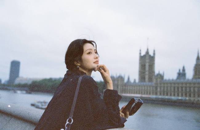 徐若晗梳双麻花辫发量惊人 手拿枫叶文艺气息十足