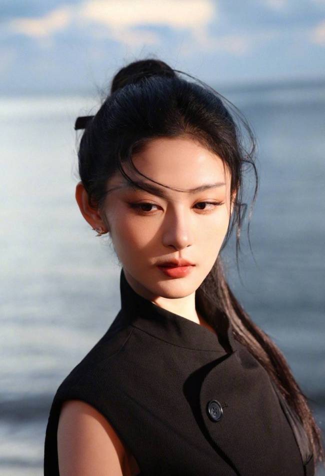 赵晴穿新中式黑裙高智感十足 手中拿箭英姿飒爽