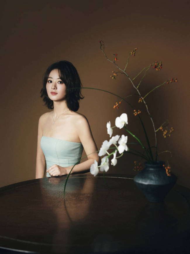 赵丽颖穿浅蓝抹胸裙温婉典雅 短发造型韵味十足