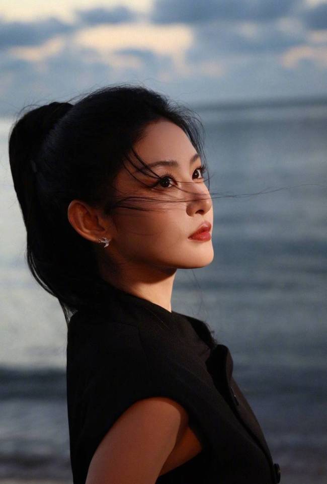 赵晴穿新中式黑裙高智感十足 手中拿箭英姿飒爽