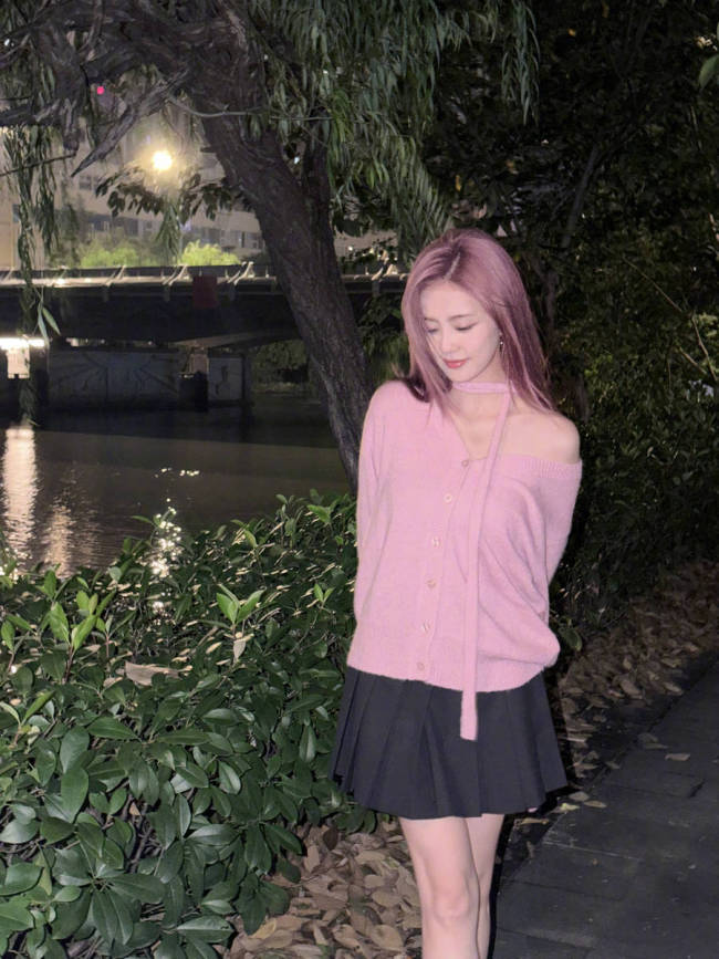 白鹿一头粉紫色秀发时尚吸睛 穿针织衫锁骨精致