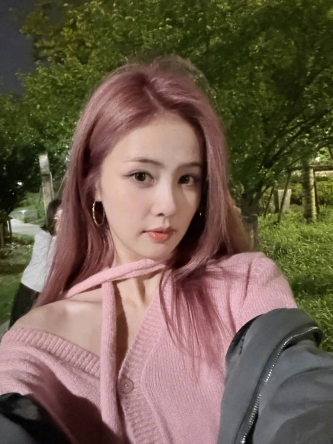 白鹿一头粉紫色秀发时尚吸睛 穿针织衫锁骨精致