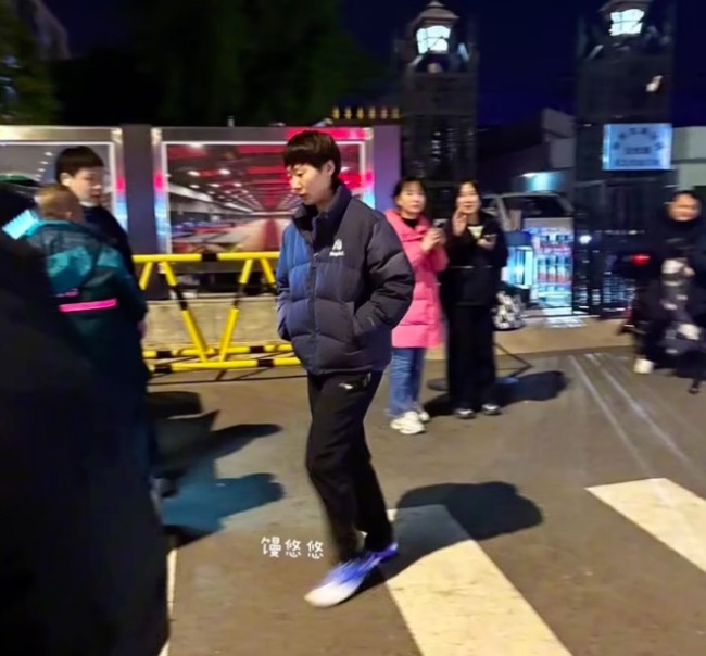 网友偶遇王曼昱出行 被赞“朴素亲民，毫无特权意识”