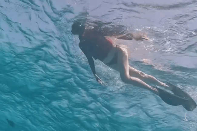 关晓彤晒马尔代夫浮潜vlog 身材苗条大长腿超吸睛