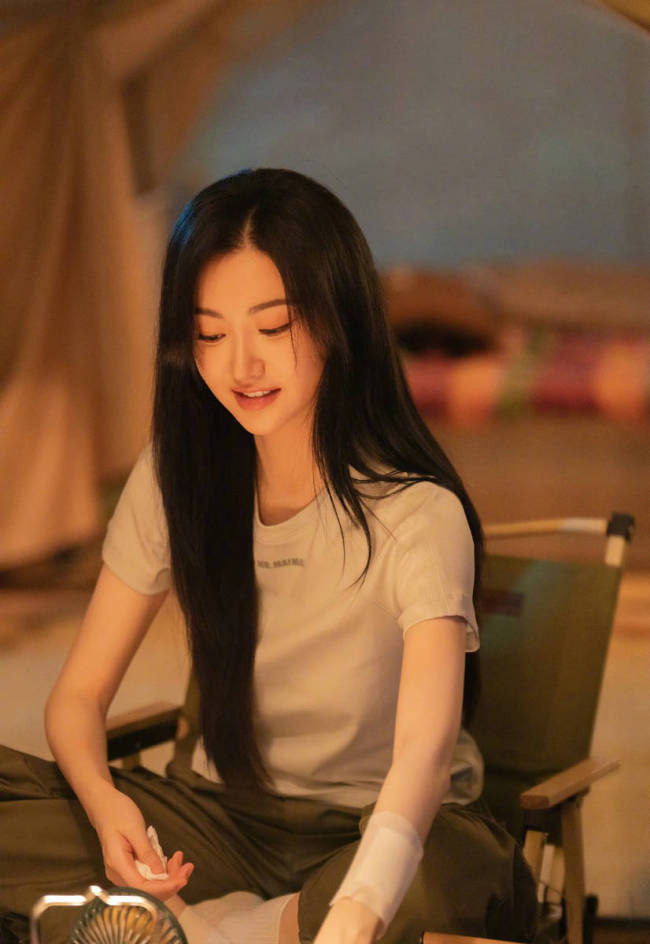 景甜更新露营照！坐在帐篷旁吃西瓜比心少女感十足