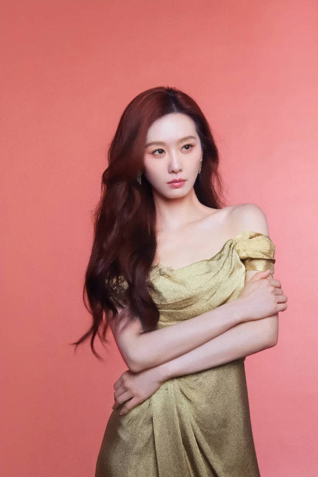 刘诗诗穿一字肩长裙身材窈窕 红发造型好似美人鱼