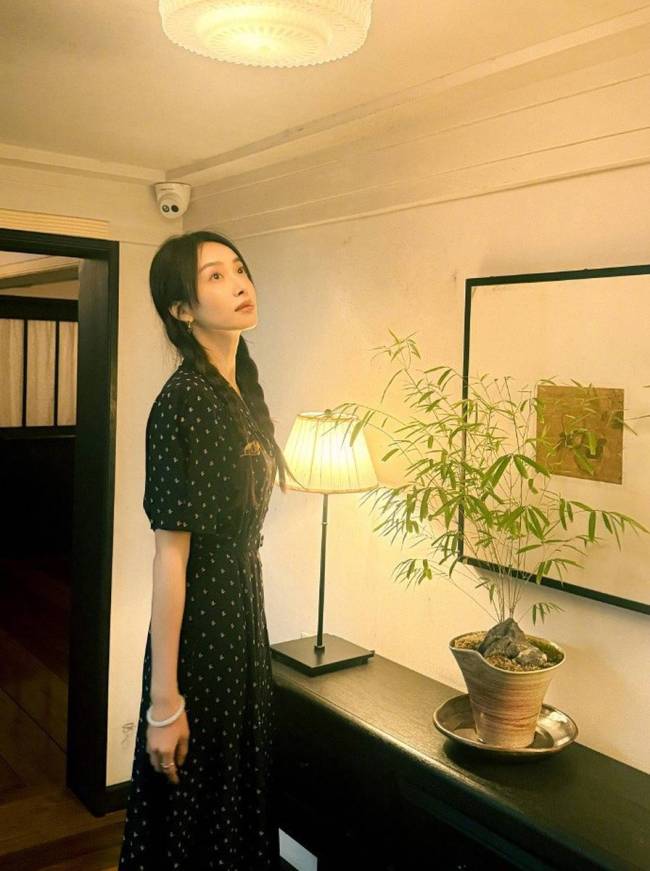 宋茜穿波点碎花裙清纯文艺 站在阳光下自由明媚