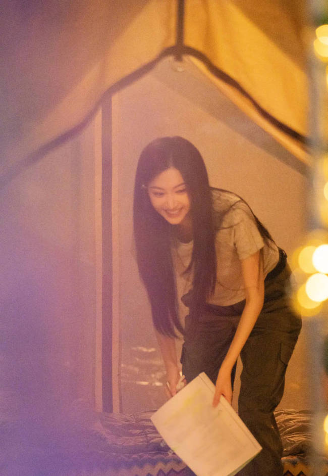 景甜更新露营照！坐在帐篷旁吃西瓜比心少女感十足