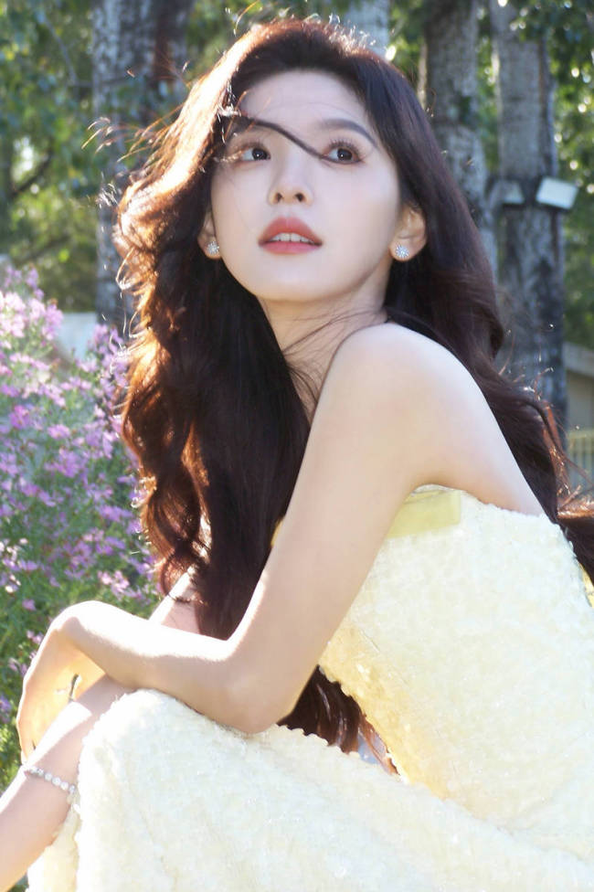 章若楠穿抹胸裙明媚清甜 回眸浅笑宛如童话公主