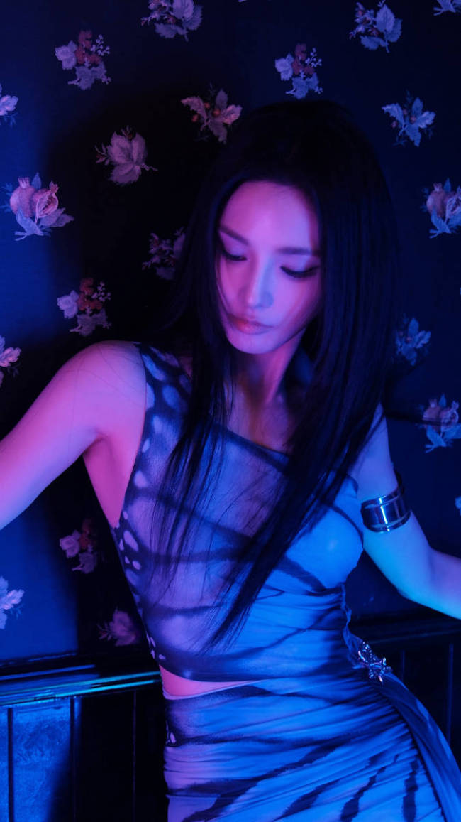 彭小苒穿短裙身材凹凸有致 惊艳回眸气质妩媚撩人