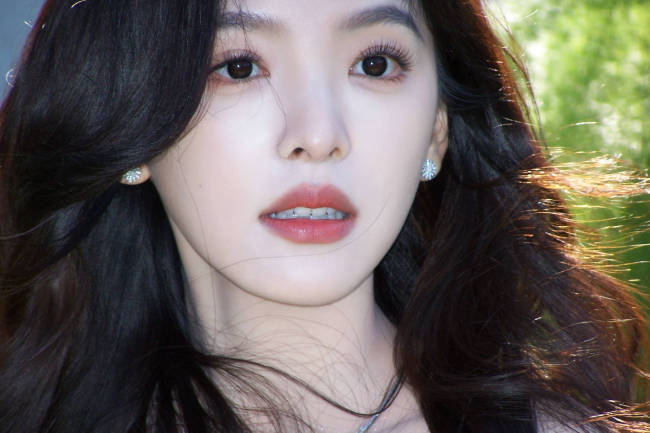 章若楠穿抹胸裙明媚清甜 回眸浅笑宛如童话公主