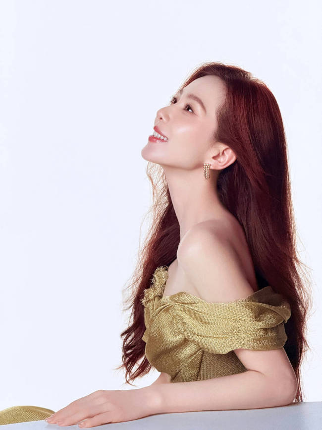 刘诗诗穿一字肩长裙身材窈窕 红发造型好似美人鱼